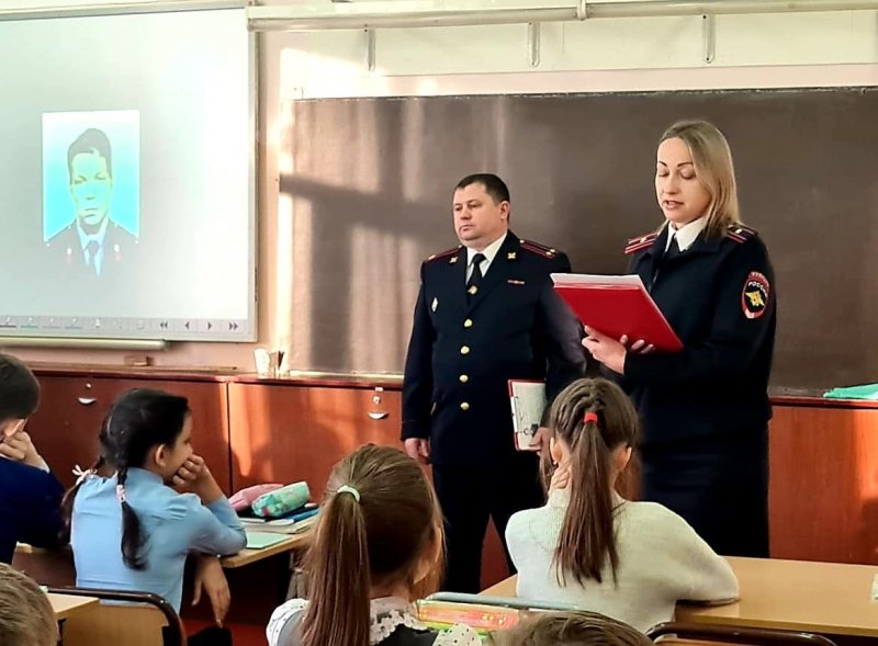 В Советской Гавани полицейские провели «Урок мужества» для учащихся городской школы