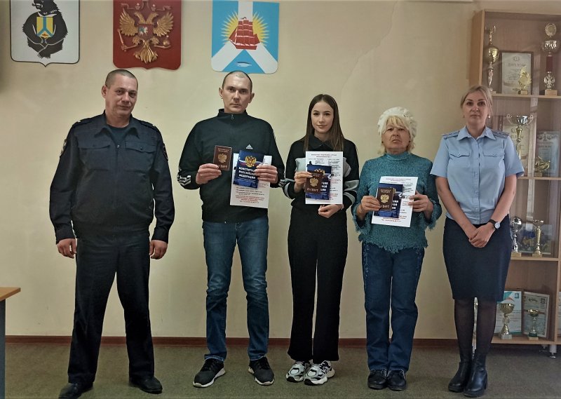 В городе Советская Гавань полицейские вручили российские паспорта трем гражданам, прибывшим из ДНР и ЛНР