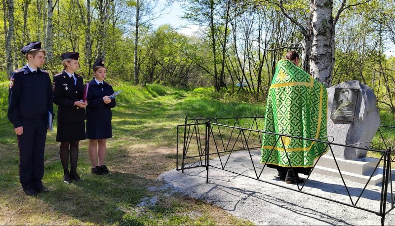 В Советской Гавани сотрудники полиции и общественники организовали выезд к обелиску, установленному на месте гибели старшины милиции Игоря Чернея