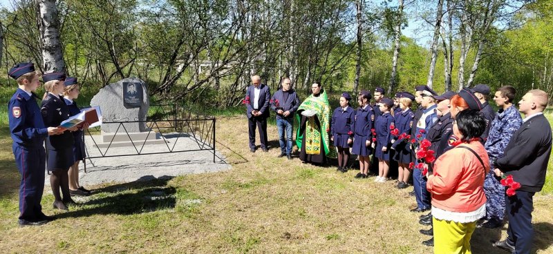 В Советской Гавани сотрудники полиции и общественники организовали выезд к обелиску, установленному на месте гибели старшины милиции Игоря Чернея